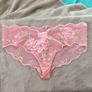 NWT VICTORIA’S SECRET Elegant Pink Lace Floral Panties. Hiphugger. Size Small.